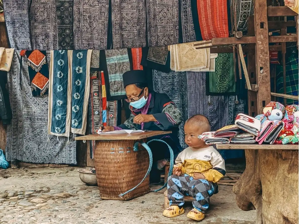 Nên phơi đồ thổ cẩm ở nơi thoáng mát, trong bóng râm, tránh nắng gắt.