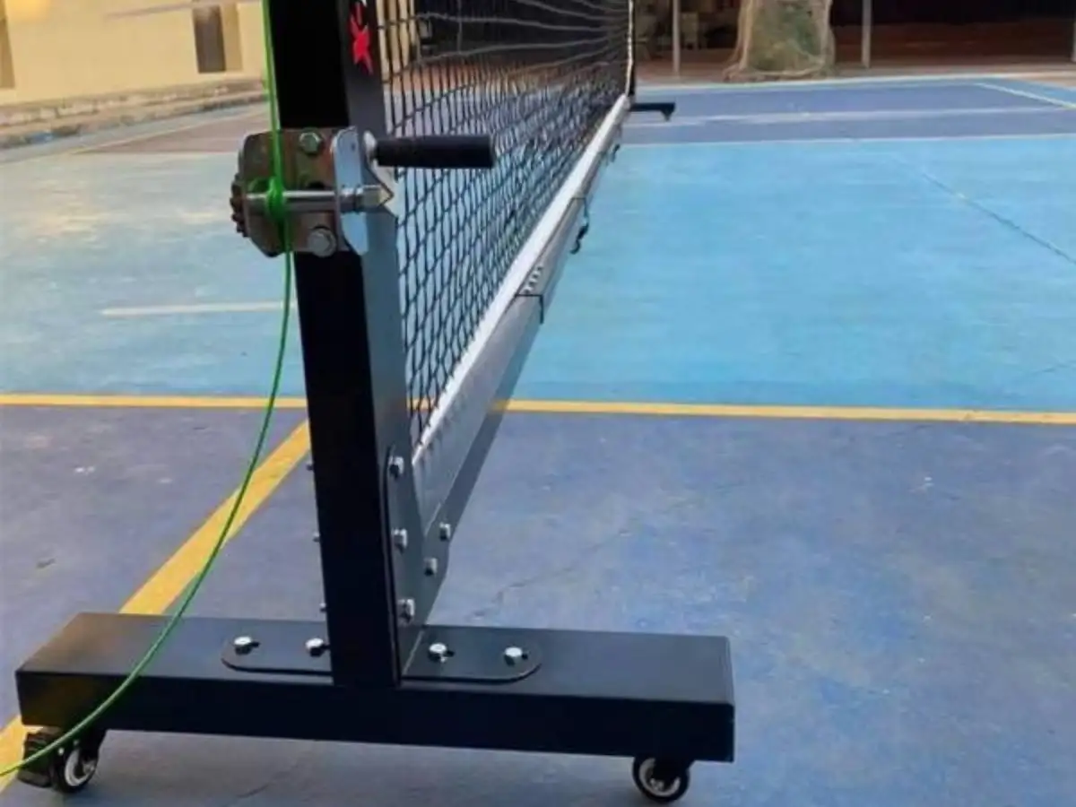 Hệ thống dây căng và tay quay điều chỉnh độ căng của lưới Pickleball