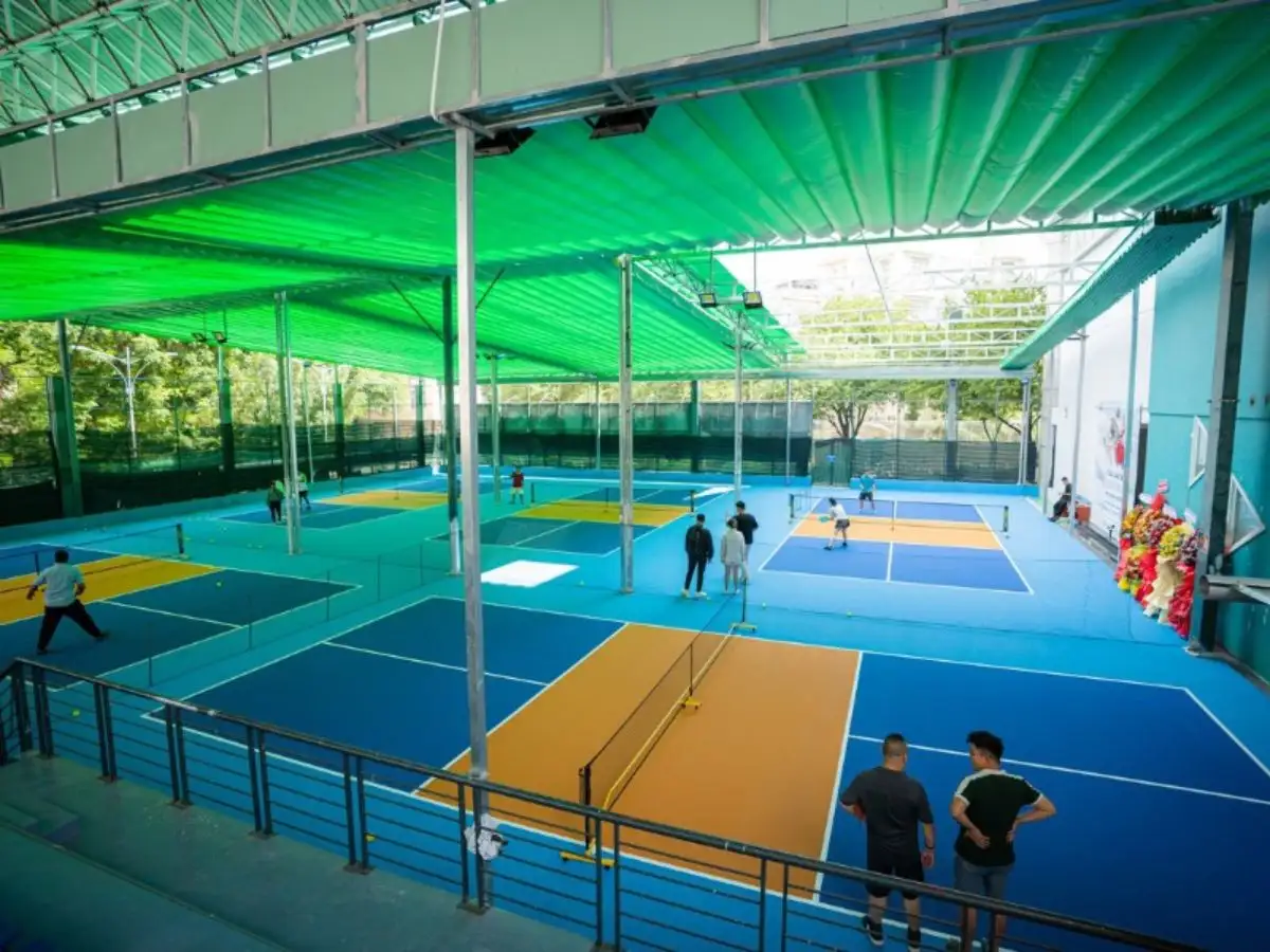 Sân Pickleball 102 có 2 sân, được trang bị mái che