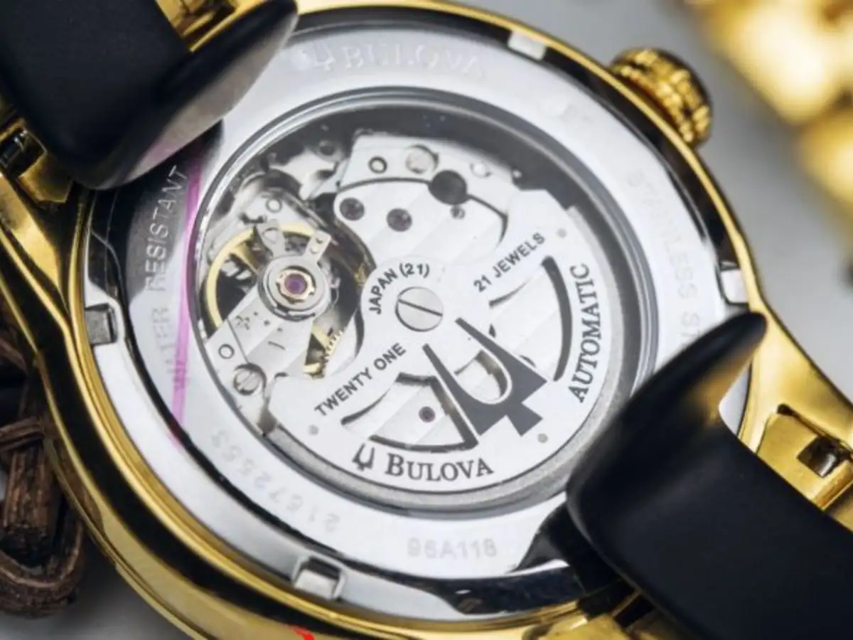  Mặt sau hở máy của đồng hồ Automatic