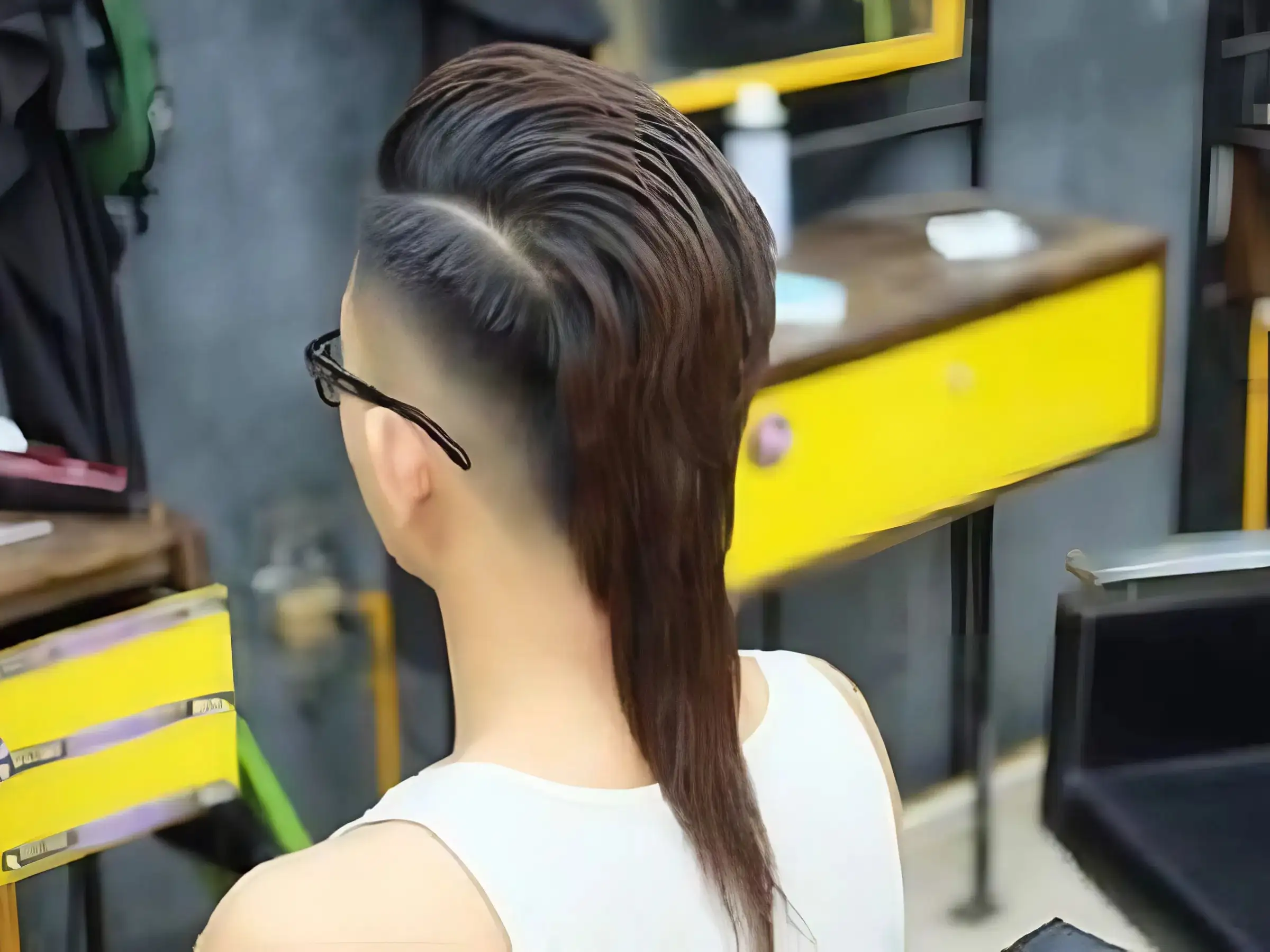 Kiểu tóc Mohican gáy nhọn/đuôi dài