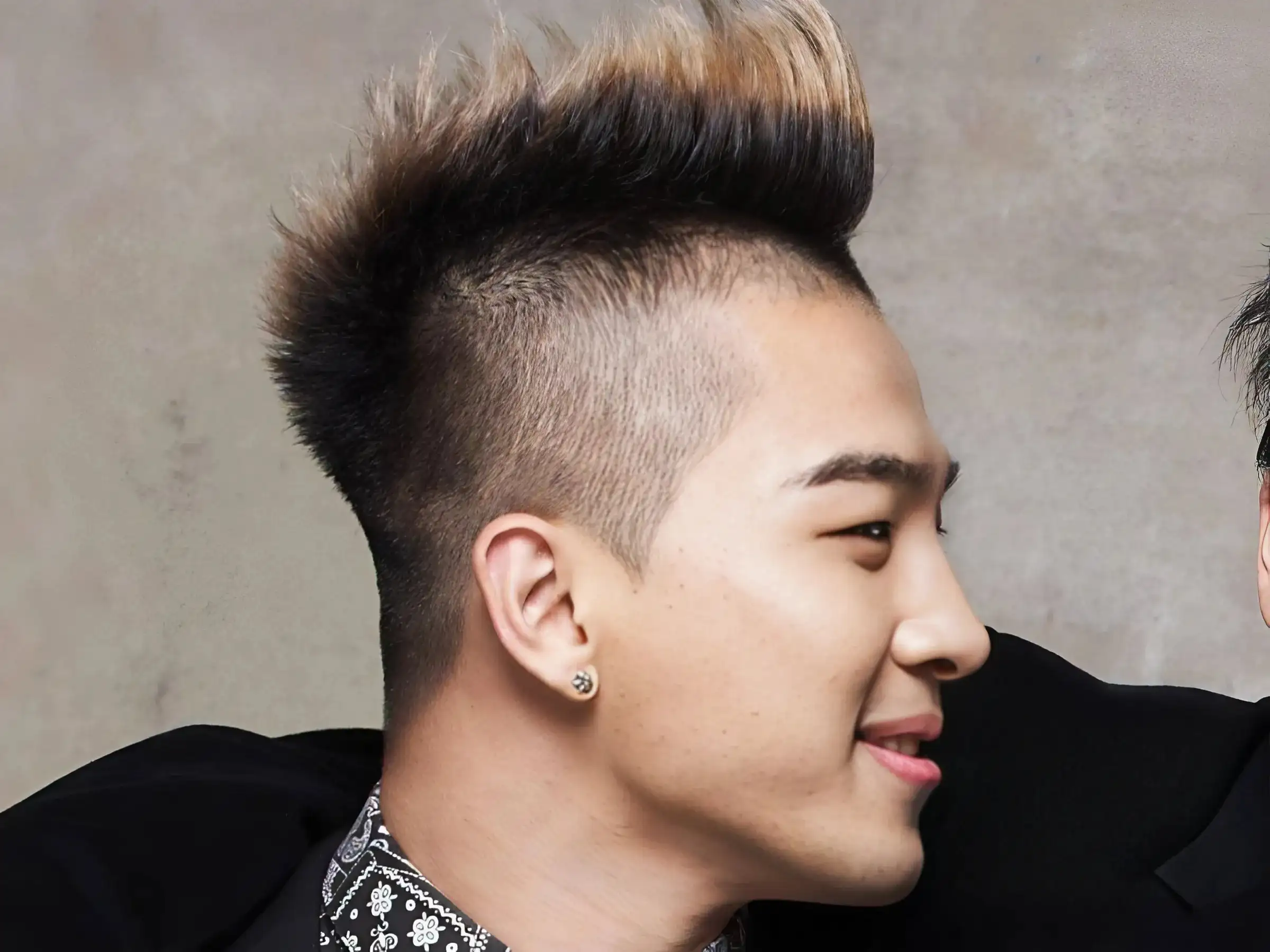 Kiểu tóc Mohican dựng kết hợp gáy dài
