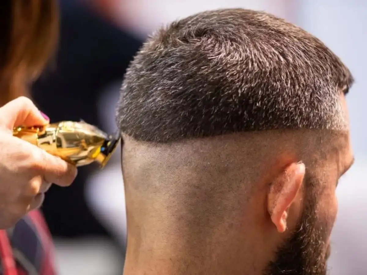 High Fade có đường cạo mờ bắt đầu từ vị trí cao, gần thái dương