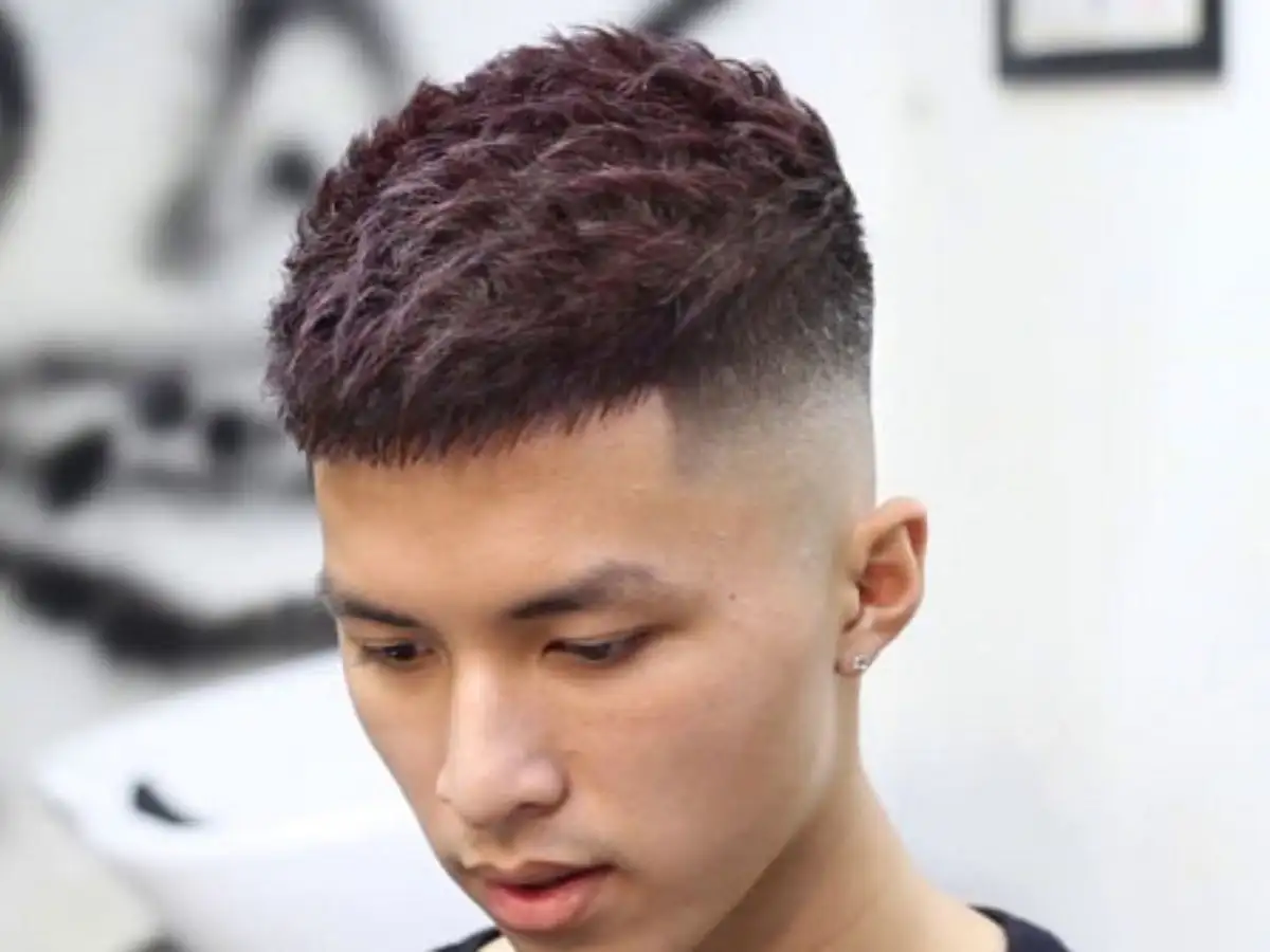 Tóc Uốn Con Sâu Ngắn là kiểu tóc uốn xoăn thành từng lọn nhỏ