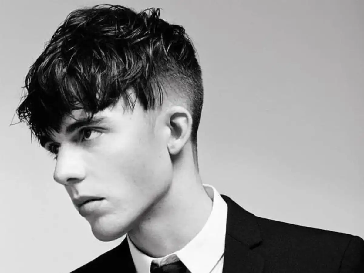 Angular Fringe là kiểu tóc có phần mái được cắt xéo, tạo thành một góc nhọn