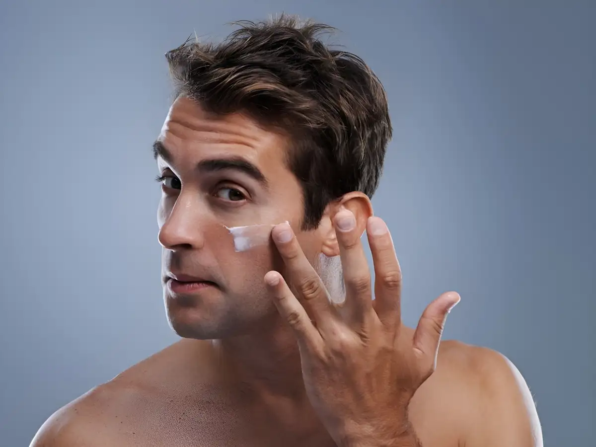Kem dưỡng ẩm không chỉ cấp nước cho da mà còn giúp khóa ẩm, duy trì sự mềm mại và đàn hồi