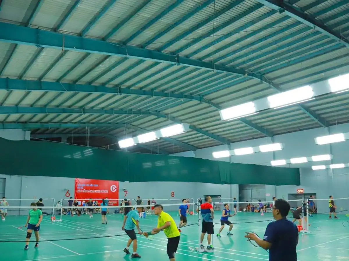 Sân cầu lông Trường Nguyễn Thị Minh Khai là điểm đến quen thuộc với học sinh, sinh viên