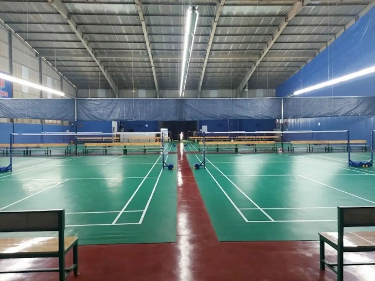Sân cầu lông Phú Lợi là điểm đến quen thuộc của nhiều người yêu thể thao tại Quận 8