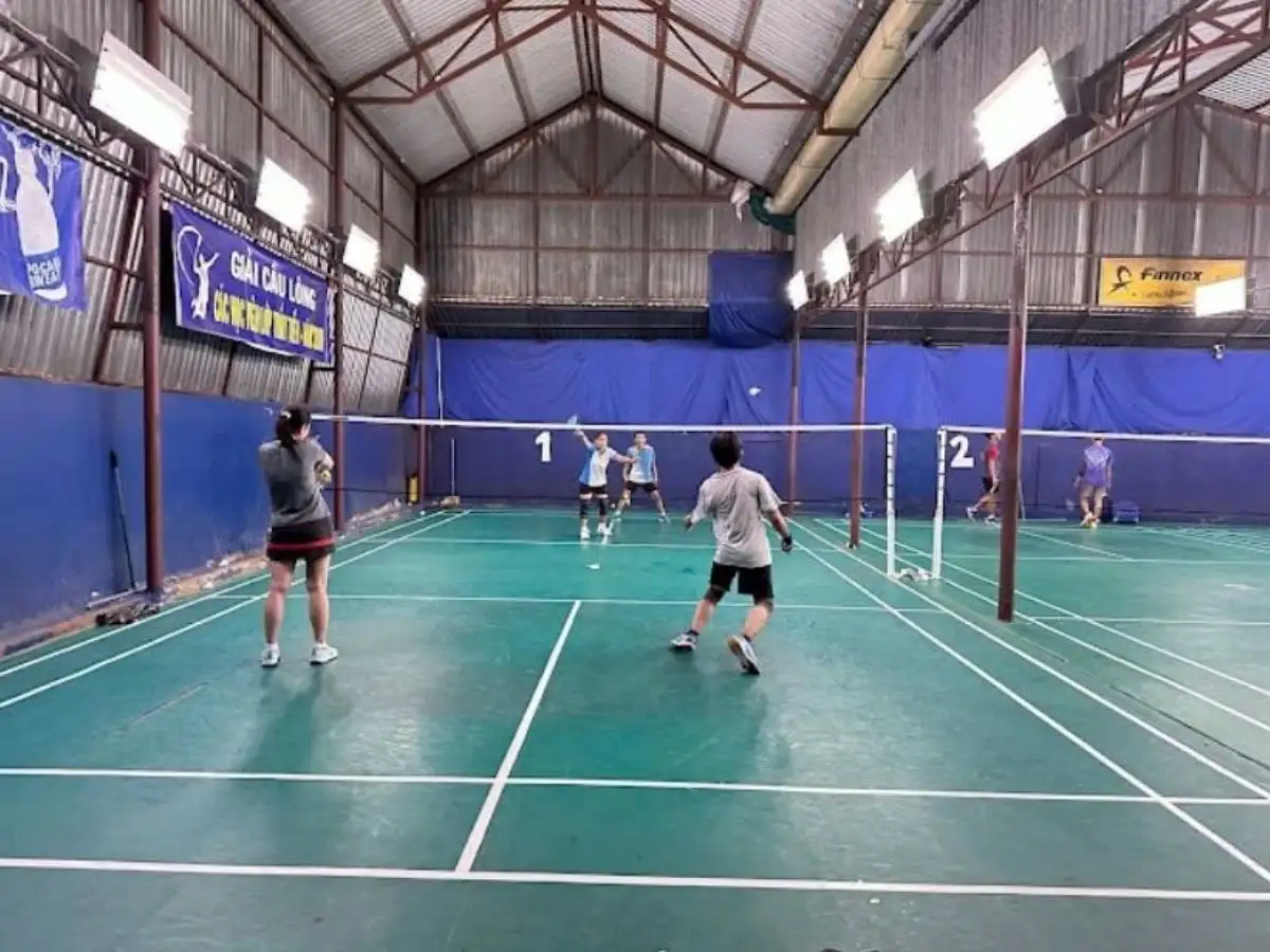 Sân được thiết kế kín đáo trong nhà, đảm bảo thời tiết không ảnh hưởng đến lịch chơi