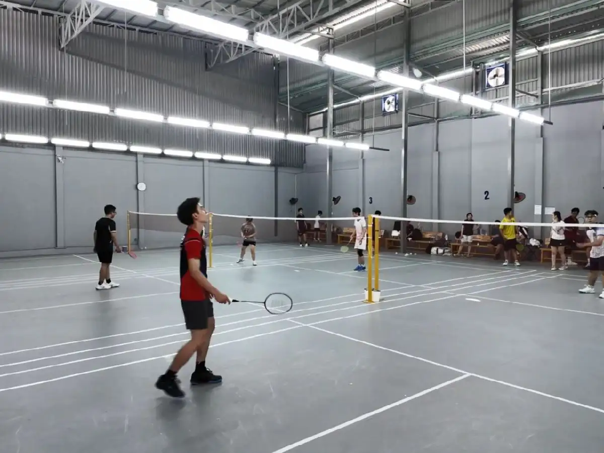 Sân cầu lông Hoàng Vy sở hữu 3 sân trong nhà với không gian thoáng mát, dễ chịu