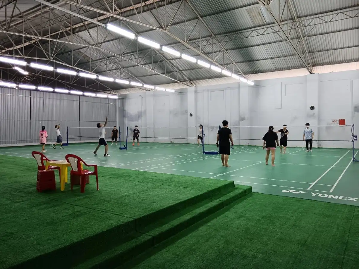 Sân cầu lông Hồng Châu nằm trong khu vực sầm uất nhưng vẫn giữ được không gian yên tĩnh