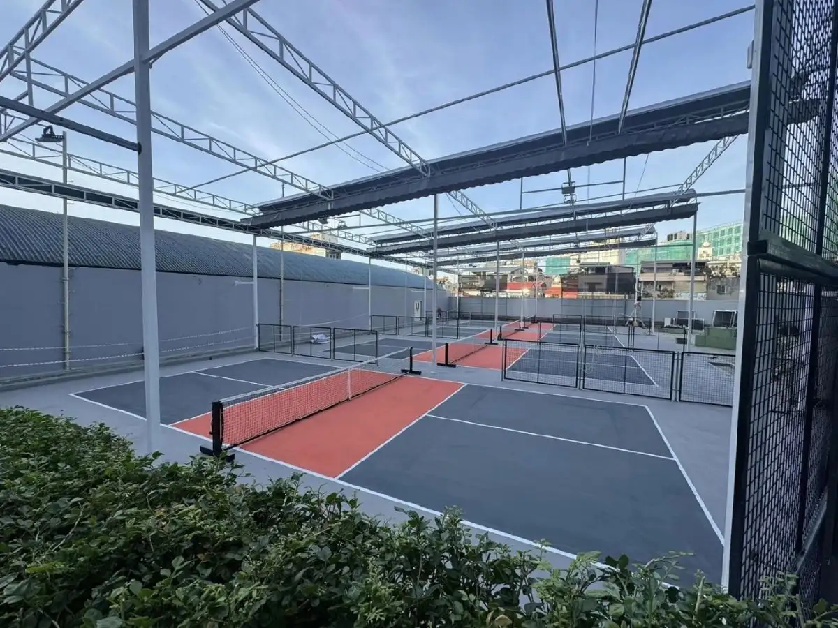 Sân ACE Pickleball Club là lựa chọn cao cấp với mặt sân chuẩn quốc tế