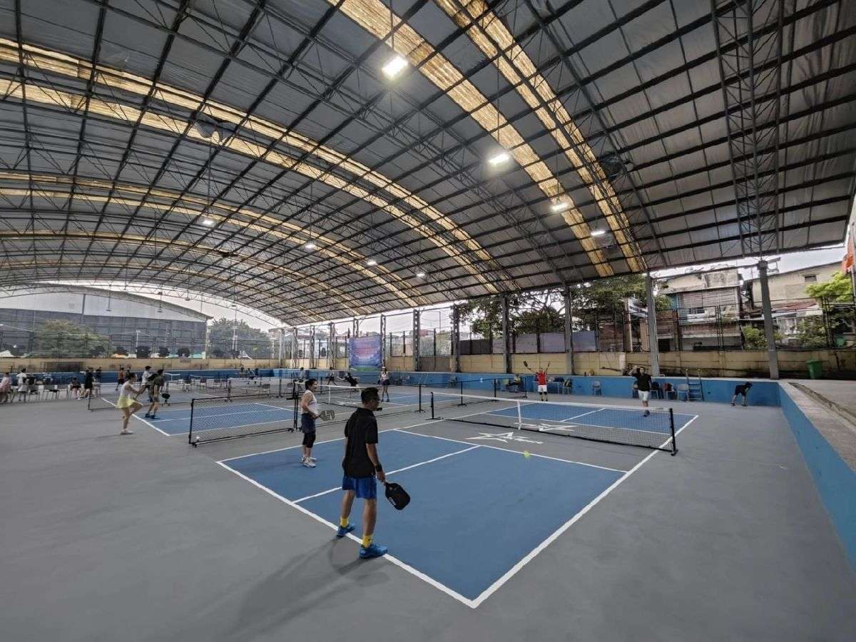 Trước khi xách vợt lên đường, đừng quên gọi điện kiểm tra lại giá thuê và giờ hoạt động của sân