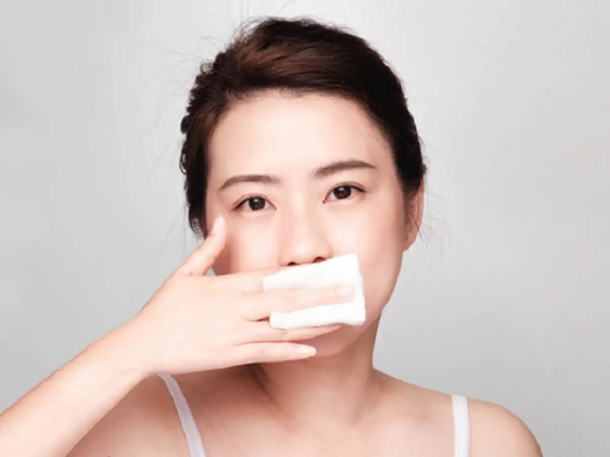 Tẩy trang môi đúng cách: Loại bỏ hóa chất gây hại