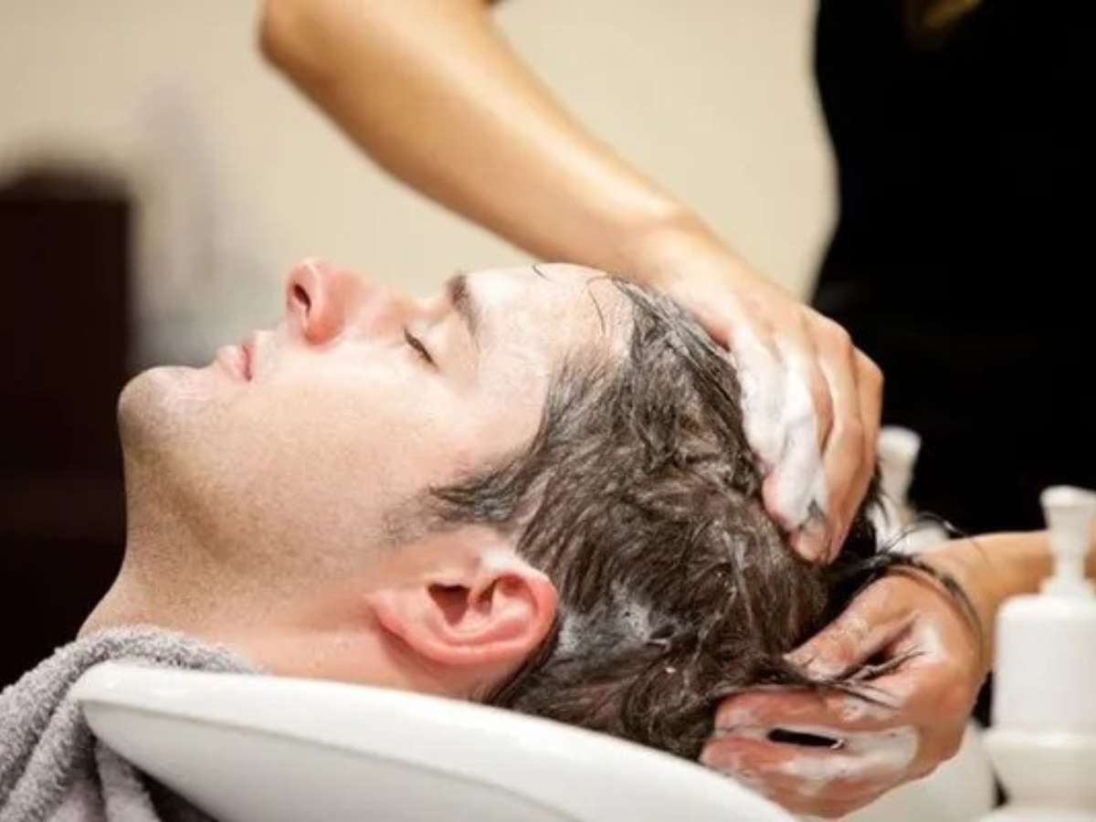 Thao tác xả tóc dưới vòi nước và thoa dầu xả