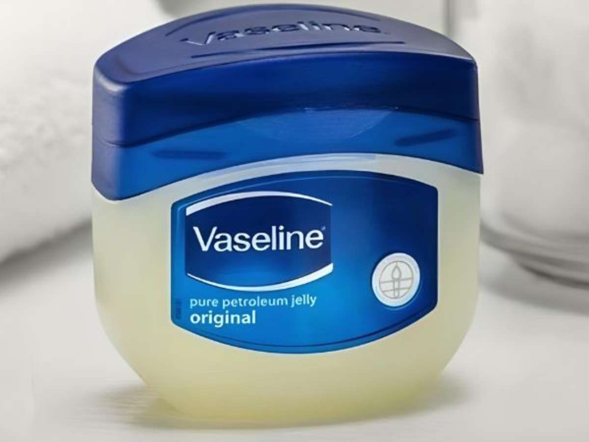 Thao tác bôi kem Vaseline ở vùng chân tóc, tai và gáy để bảo vệ mặt