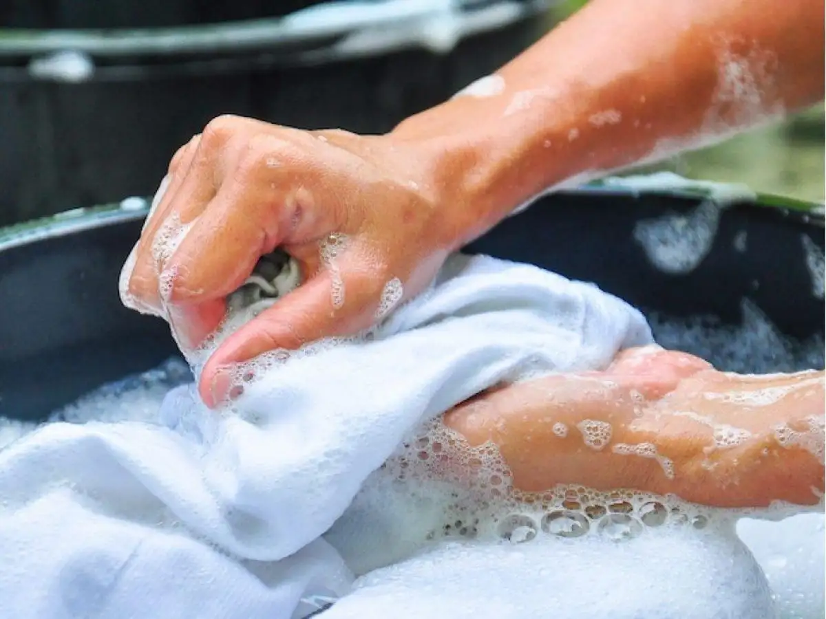 Giặt quần áo bằng nước lạnh để không bị nhăn