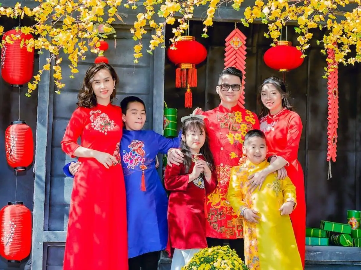 Màu đỏ giúp bạn nổi bật và hòa vào không khí ngày Xuân