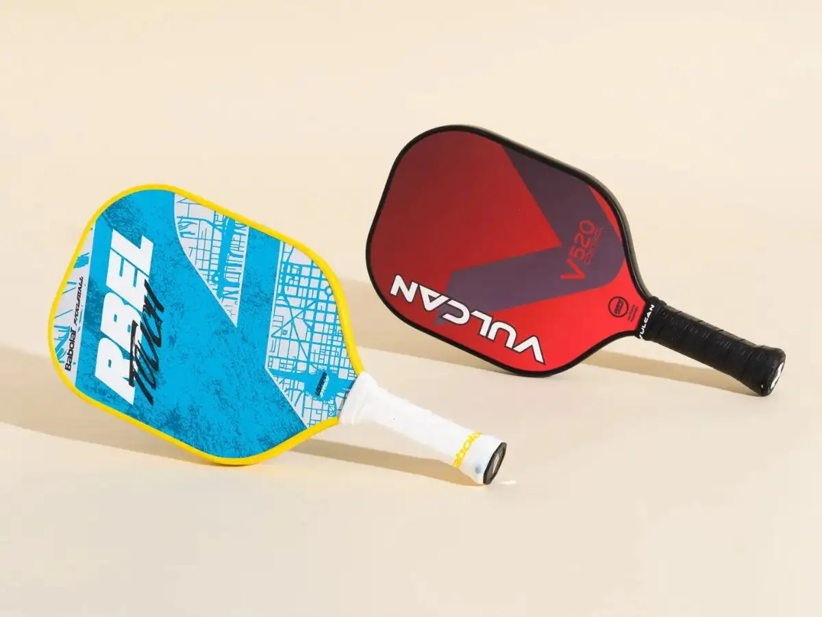 Vợt pickleball khác với vợt cầu lông hay tennis