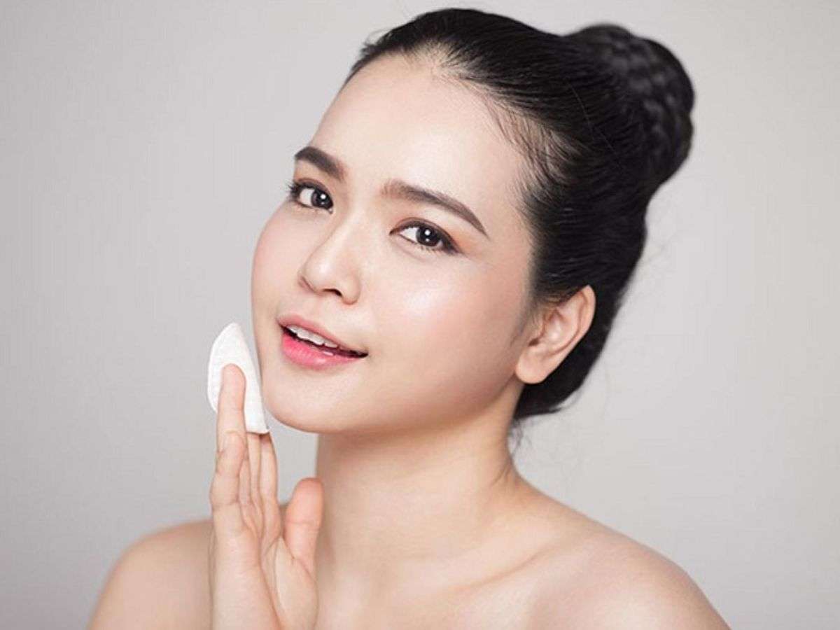 Nếu toner chứa các thành phần tẩy da chết hóa học nhẹ, bạn nên lau nhẹ nhàng bằng bông cotton