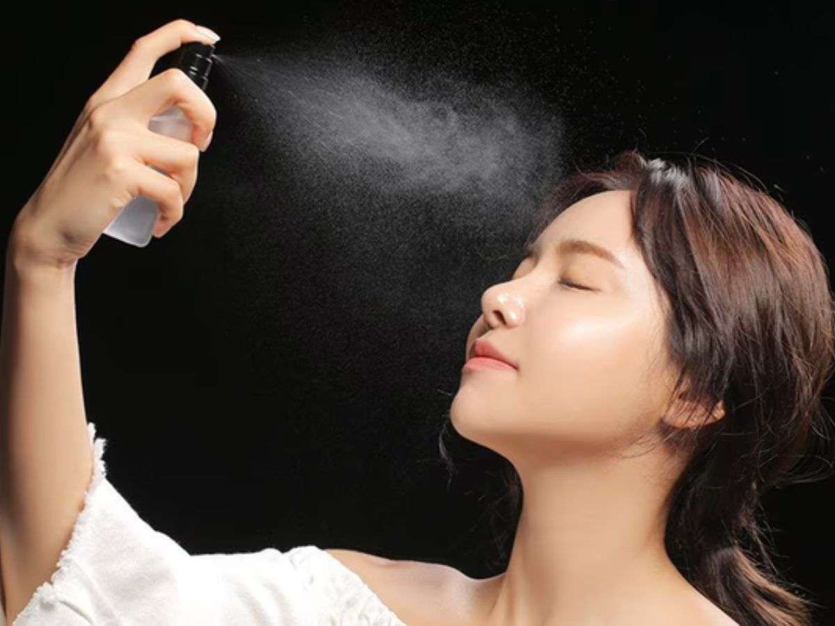 Giữ chai xịt khoáng cách mặt khoảng 20-30cm khi xịt