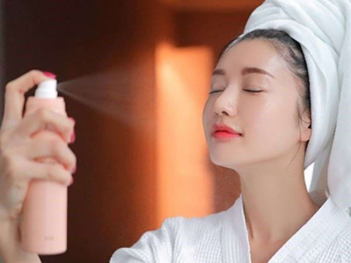 Lớp xịt khoáng sẽ giúp sản phẩm kết cấu đặc dễ dàng thẩm thấu vào sâu bên trong 