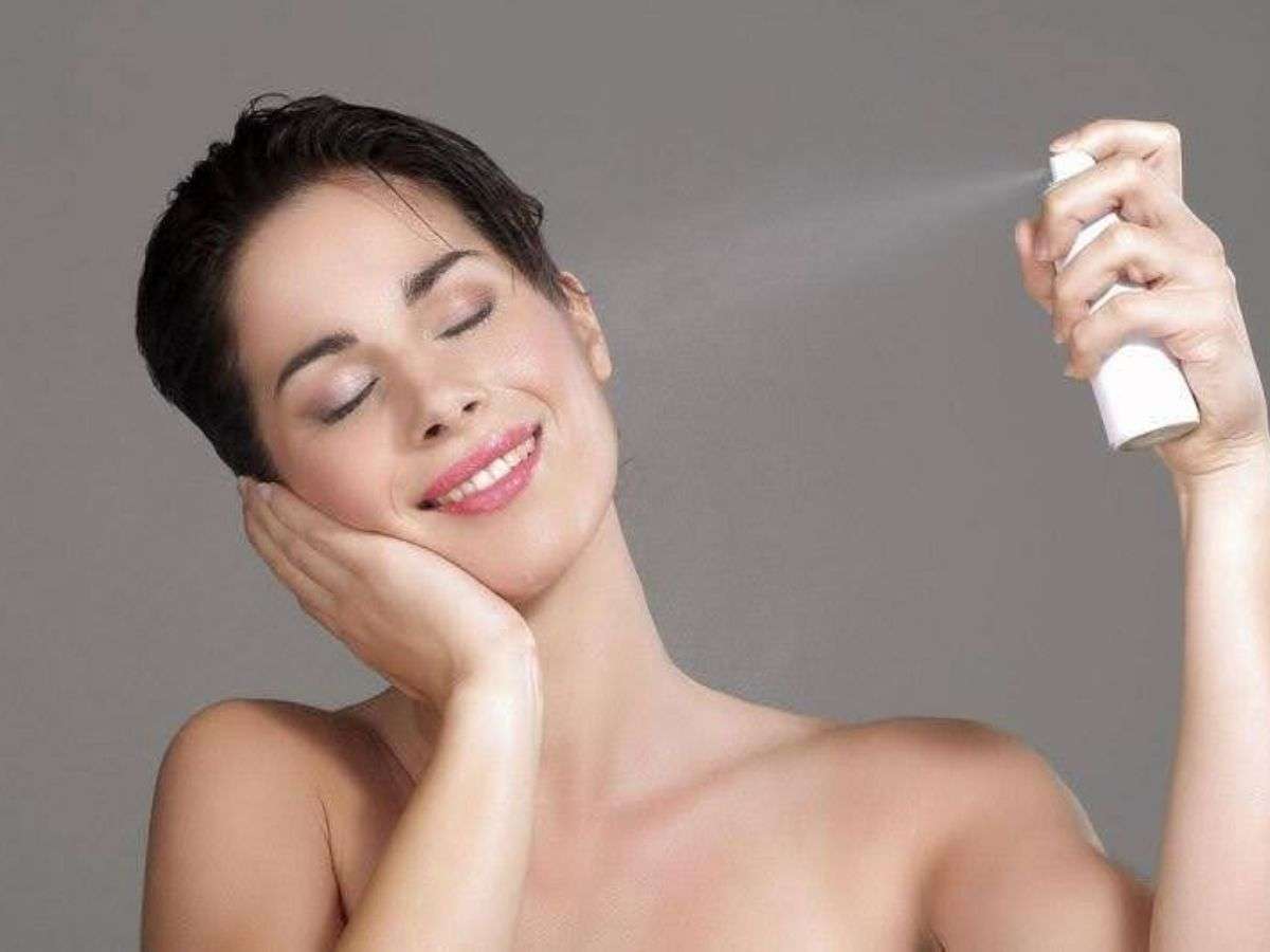 Dùng xịt khoáng sau toner sẽ giúp giữ ẩm hiệu quả