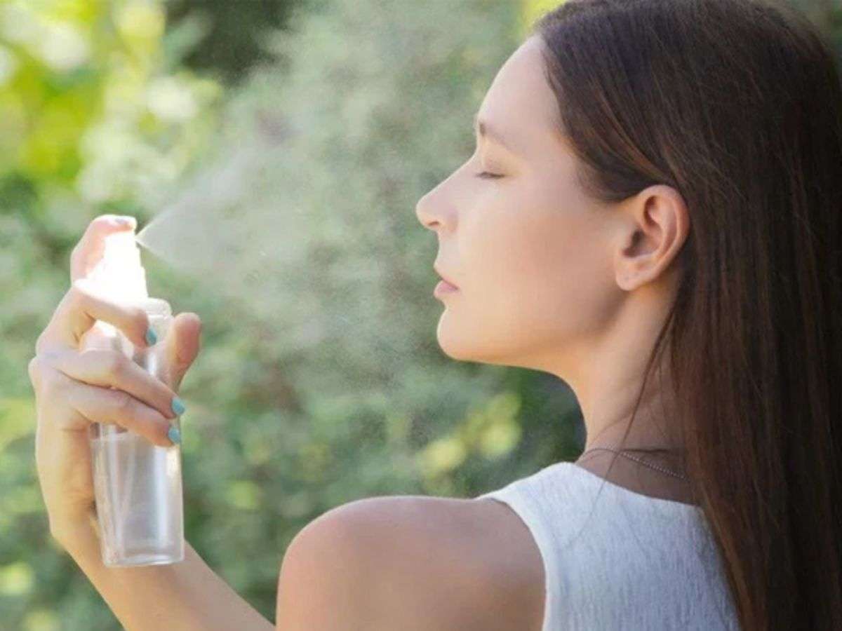 Việc xịt khoáng giữa ngày giúp đánh thức làn da mệt mỏi, cấp ẩm tức thì