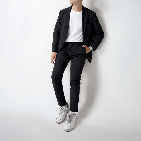 Phối với áo blazer tối màu