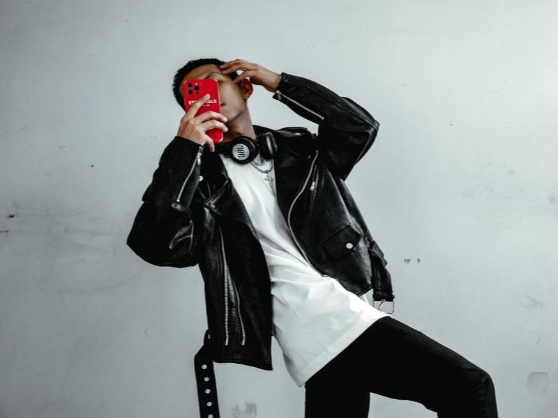 phối áo jacket đen local brand cùng áo thun trắng