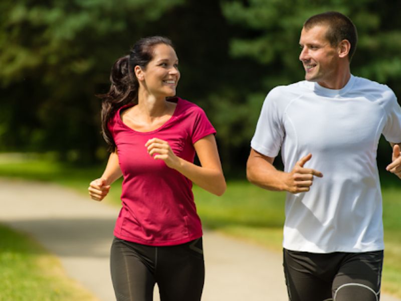 Có nhiều yếu tố khách quan ảnh hưởng đến nhịp tim của ta khi chạy bộ