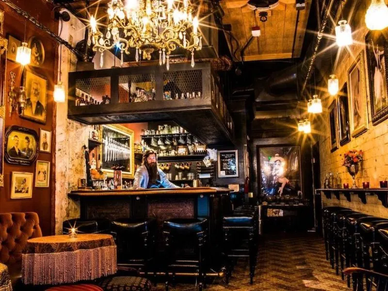 Hidden Bar - Xu hướng mới của người trẻ, muốn kết nối nhưng ngại xô bồ