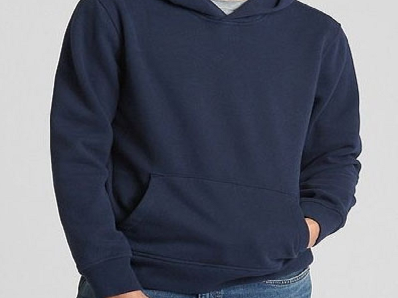 Áo hoodie và quần jean có màu sắc tương đồng nhau và sự khác biệt giữa kết cấu chất liệu