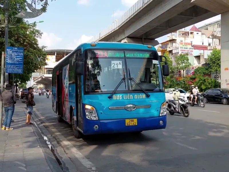 Xe bus đi qua chợ đồ si Đông Tác