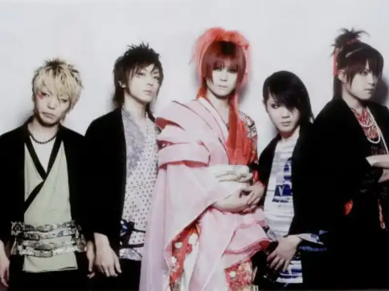 visual-kei-phong-cach-tung-lam-mua-lam-gio-cua-nhom-nhac-nhat-3830