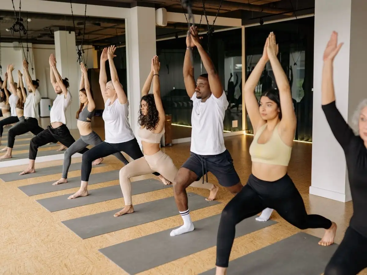 Yoga giúp cải thiện sức khỏe phổi và hệ hô hấp thông qua các bài tập thở và động tác linh hoạt