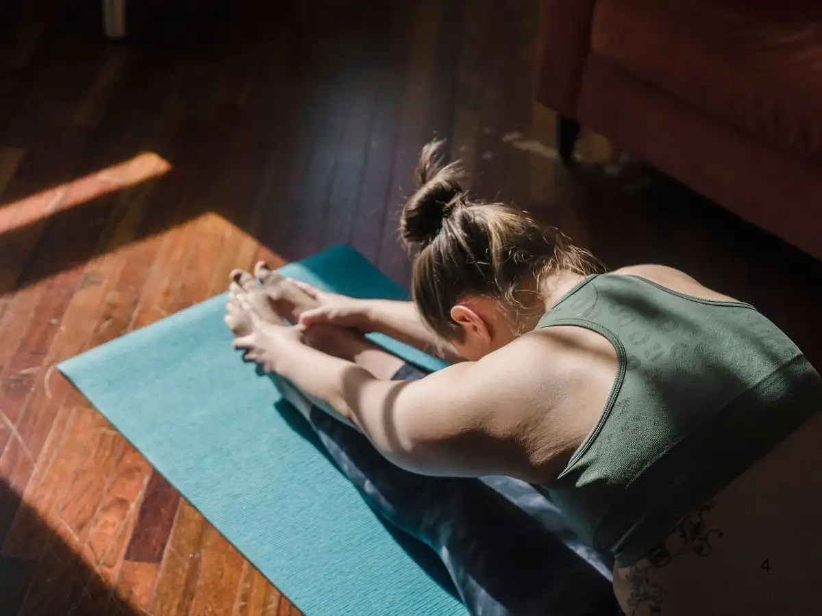 Yoga giúp giảm các triệu chứng hen suyễn thông qua việc thở sâu và điều hòa hơi thở.