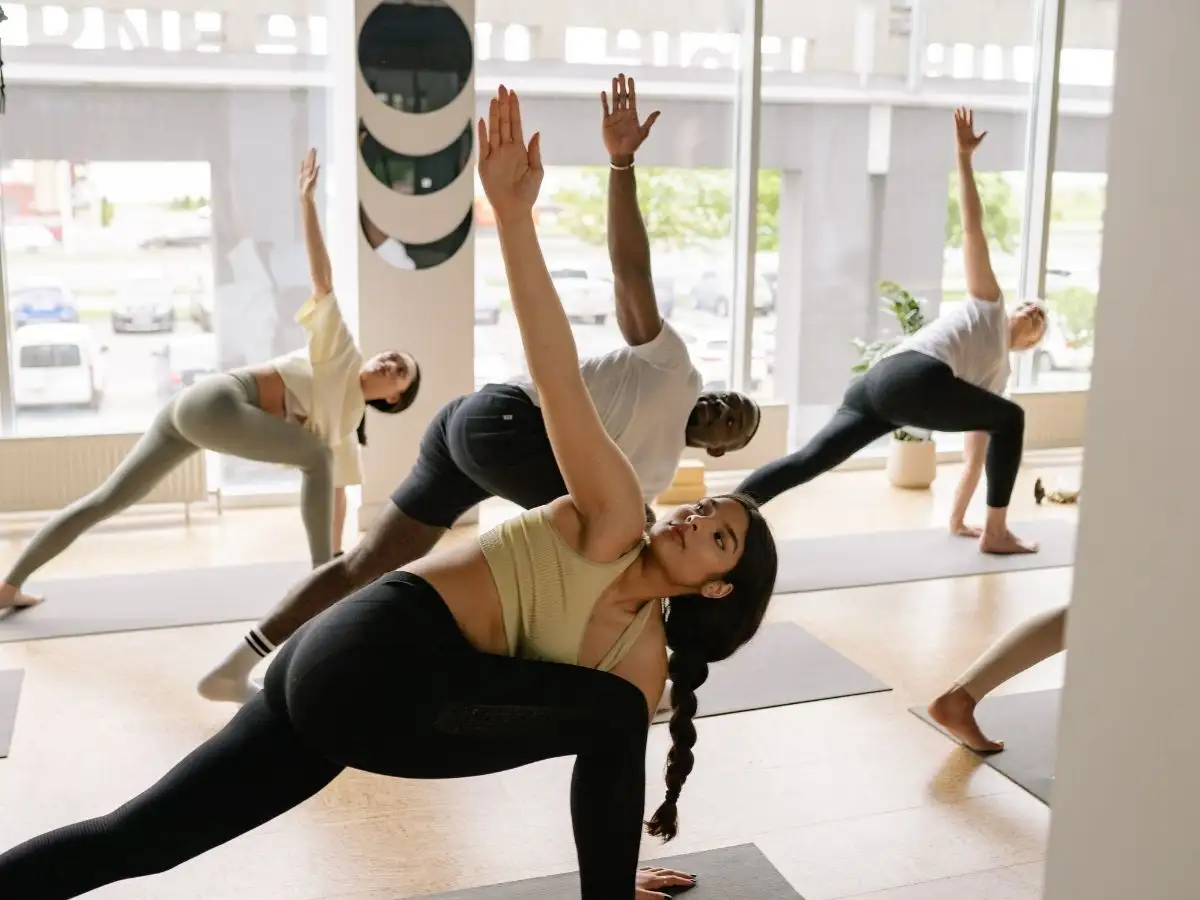 Yoga giúp thư giãn cơ thể và cơ hô hấp, giảm căng thẳng và mệt mỏi.