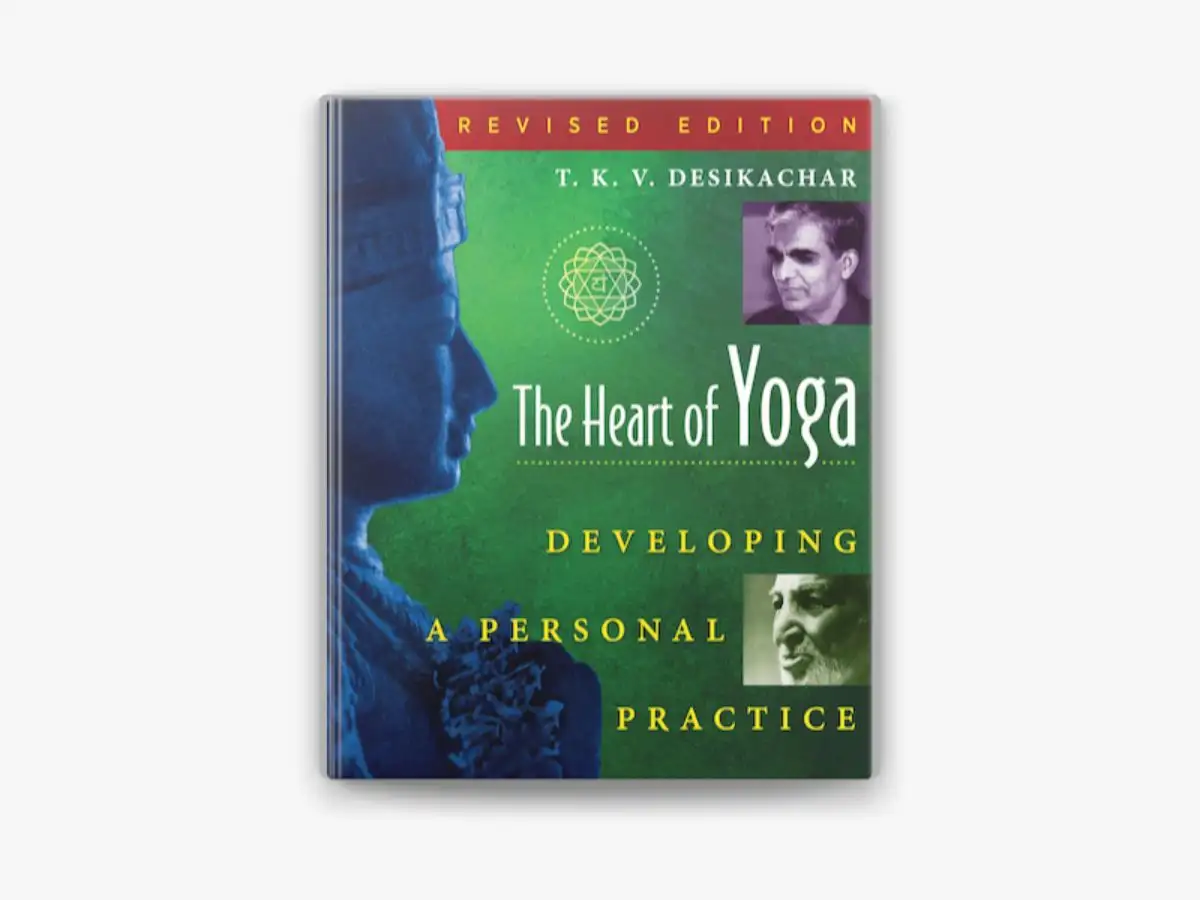 Sách nhấn mạnh việc thực hành yoga theo nhu cầu và khả năng của từng cá nhân