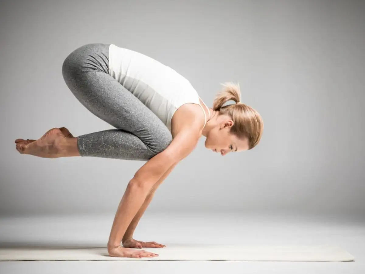 Bakasana là một tư thế thăng bằng trên tay