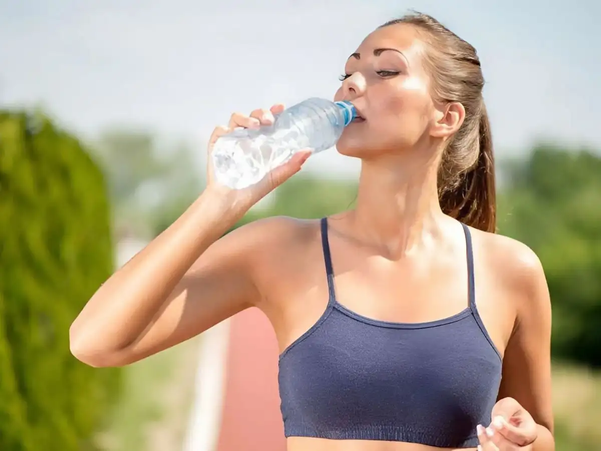 Uống nước trước khi chạy để trang bị đầy đủ chất cho cơ thể