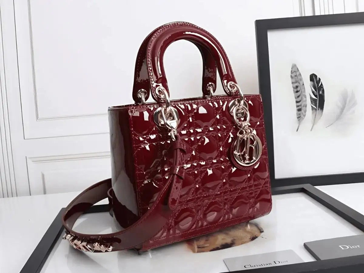 Loại da Calfskin cao cấp này được dùng để làm nên những mẫu túi