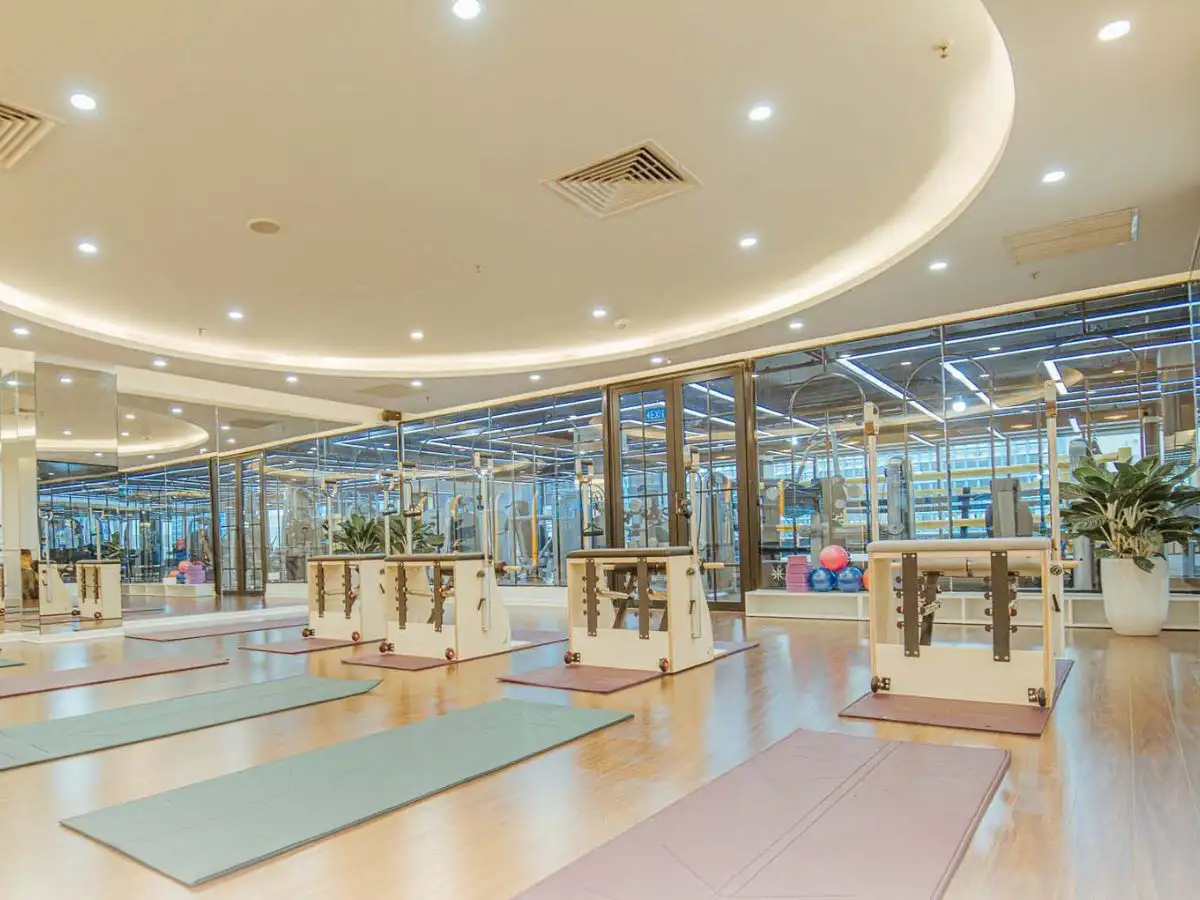 Pilates có hai loại hình tập luyện chính: tập máy và tập thảm 