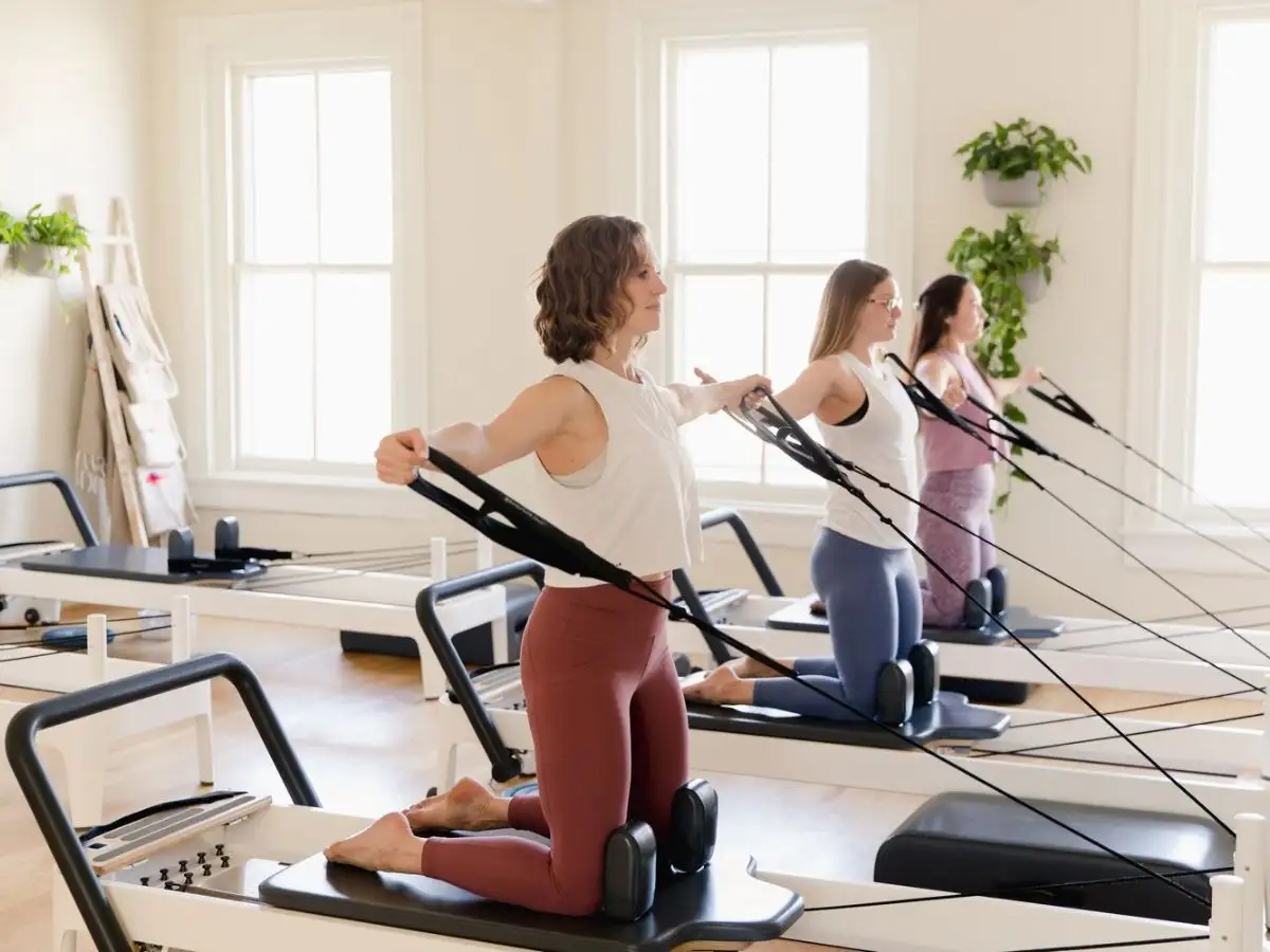 Pilates là một phương pháp tập luyện kết hợp giữa kiểm soát cơ thể, hơi thở và sự dẻo dai
