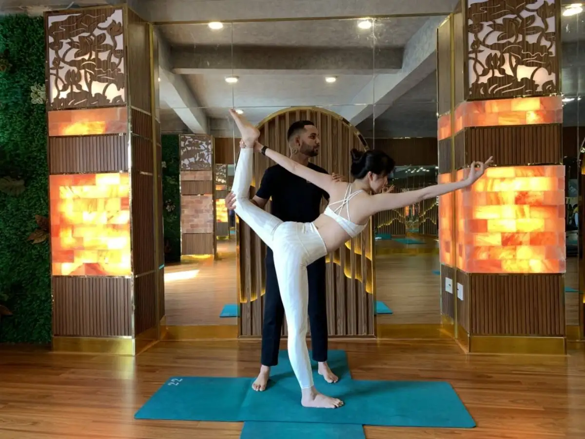 Khi kết hợp với các động tác yoga, đá muối hỗ trợ phục hồi làn da từ bên trong