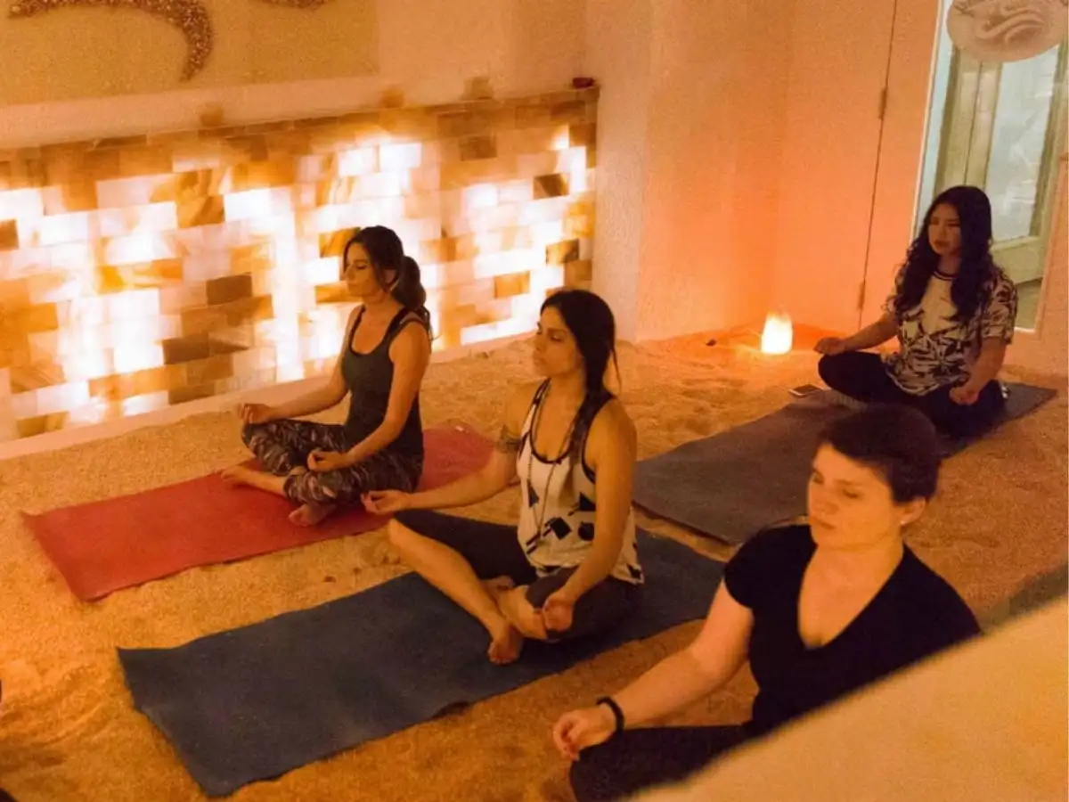 Yoga đá muối còn là một liệu pháp giúp giảm căng thẳng hiệu quả
