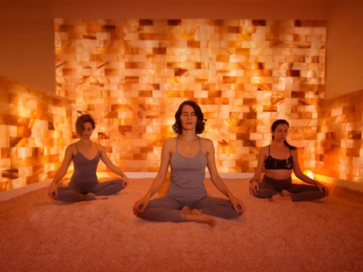 Yoga đá muối là một sự kết hợp độc đáo giữa yoga truyền thống và liệu pháp đá muối