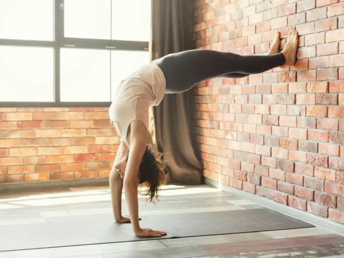 Tư thế Bọ Cạp trong yoga mang lại nhiều lợi ích về mặt thể chất