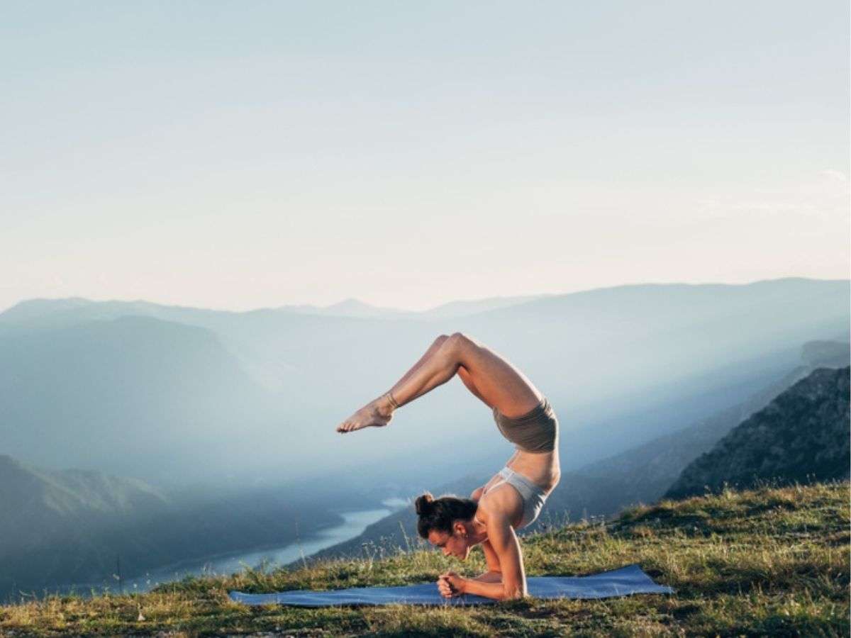 Tư thế bọ cạp trong yoga yêu cầu người tập phải có độ kiểm soát thể chất