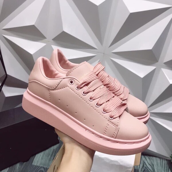 Đôi giày sneaker full hồng của nhà McQueen
